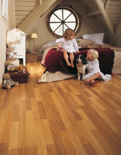 QuickStep CLASSIC Enhanced Oak Natural Varnished Laminate Flooring 7 mm Image 2
