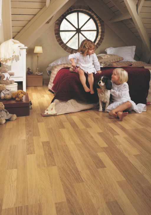 QuickStep CLASSIC Enhanced Oak Natural Varnished Laminate Flooring, 3-Strip, 8mm Image 2