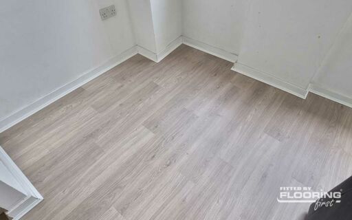 QuickStep ELIGNA Light Grey Varnished Oak Laminate Flooring 8mm Image 6
