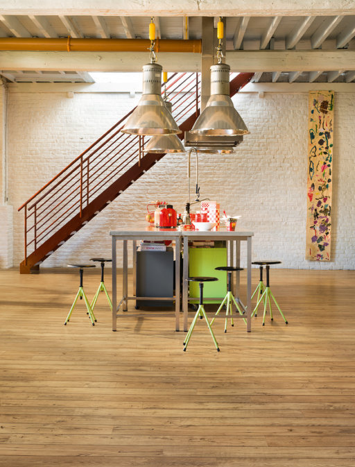 QuickStep Perspective Wide Reclaimed Chestnut Natural Planks 4v- groove Laminate Flooring 9.5 mm Image 1