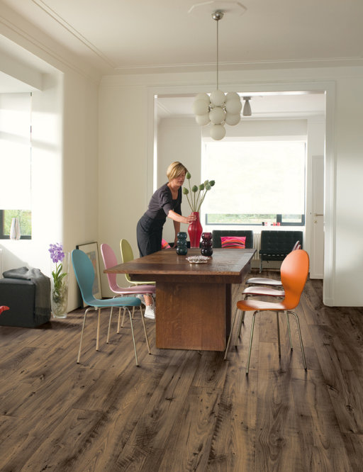 QuickStep Perspective Wide Reclaimed Chestnut Brown Planks 4v-groove Laminate Flooring 9.5 mm Image 1