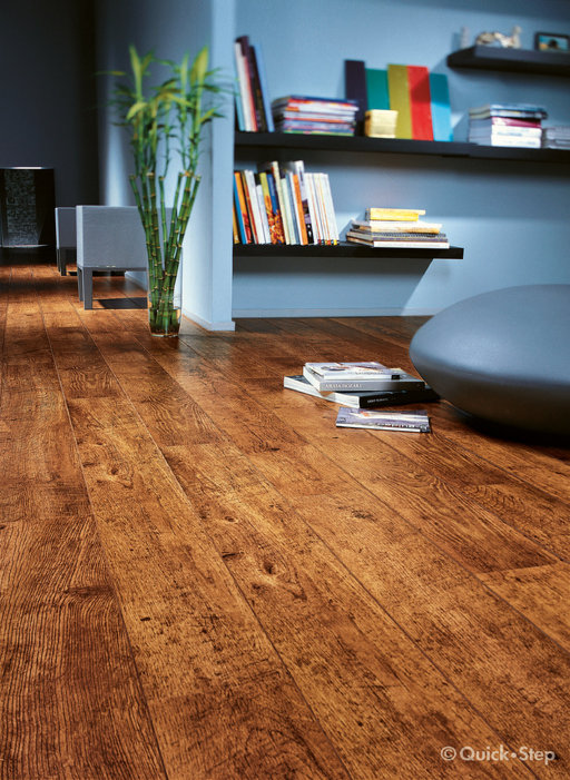 QuickStep PERSPECTIVE Antique Oak Planks 2v-groove Laminate Flooring 9.5 mm Image 1