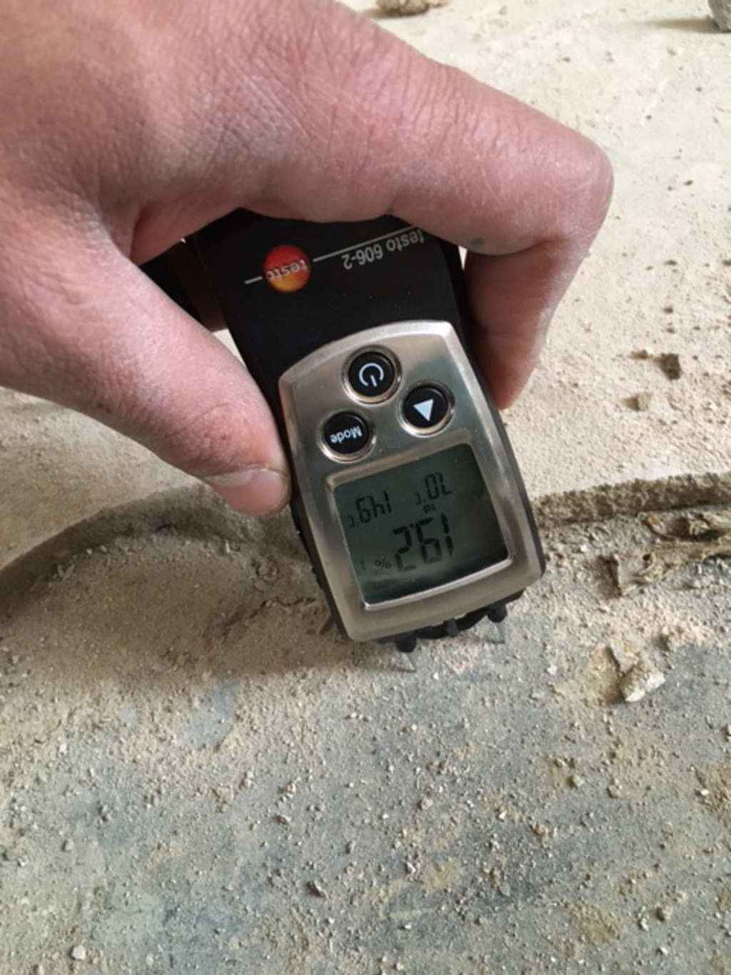 Measuring floor humidity