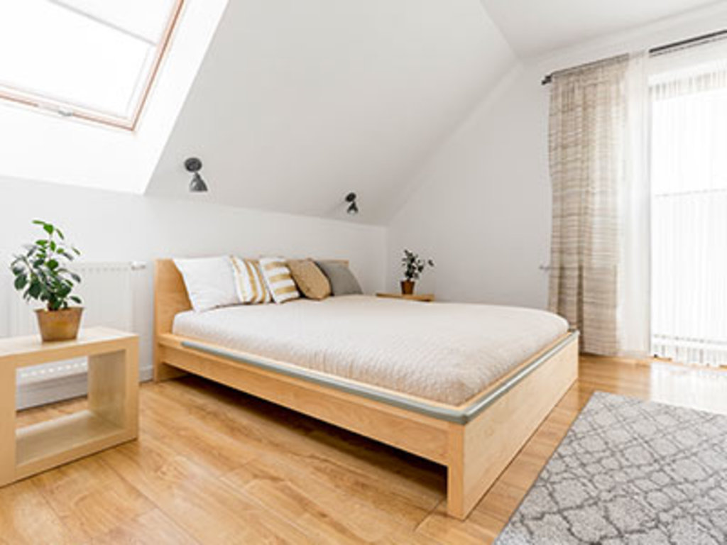 Choose the right wood flooring for small rooms